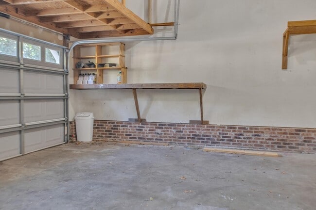 Building Photo - 207 Essex Dr