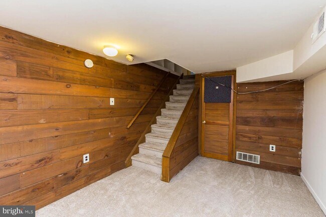 Building Photo - 113 Mountain St