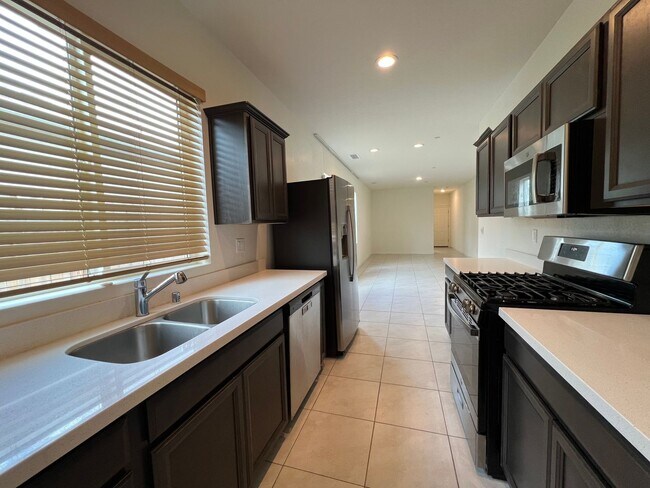 Building Photo - 587 Sandtrap Ln
