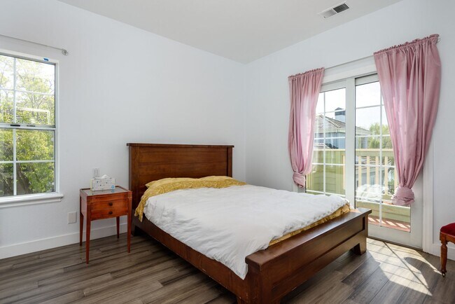 Building Photo - Waterfront Property with Stunning Views, L...