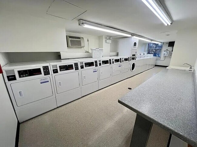 Building Photo - 3033 N Sheridan Rd