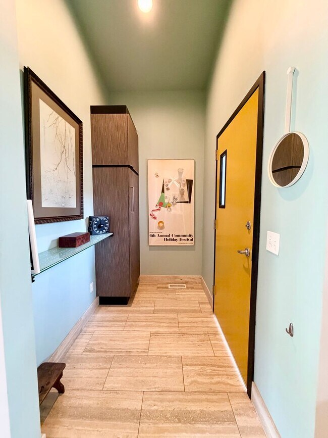 Building Photo - Contemporary 2 bedroom, 2.5 bath home in the heart of Route 66.