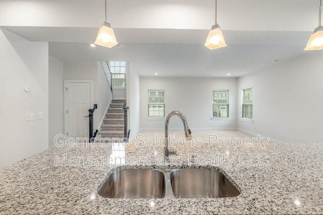 Building Photo - 3301 Somerset Ln