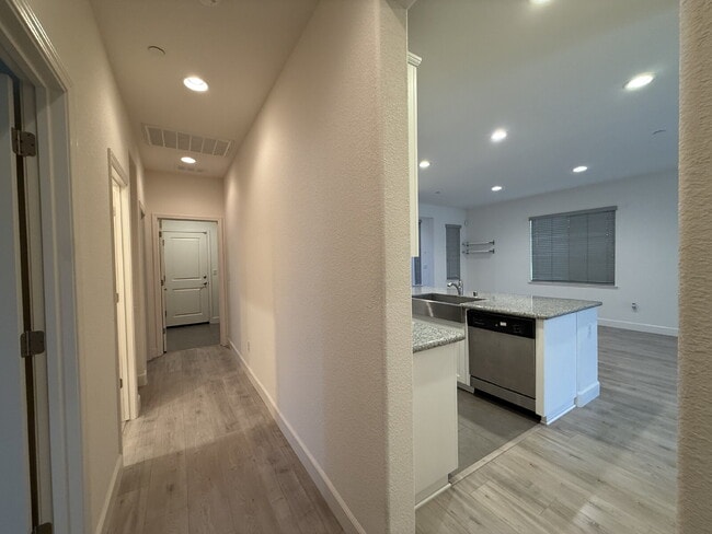 Building Photo - Modern 4-bedroom 3-bath available in Elk Grove