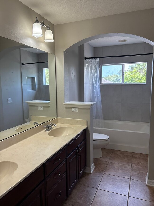 Building Photo - Stunning 6-Bedroom Pool Home in Desirable ...