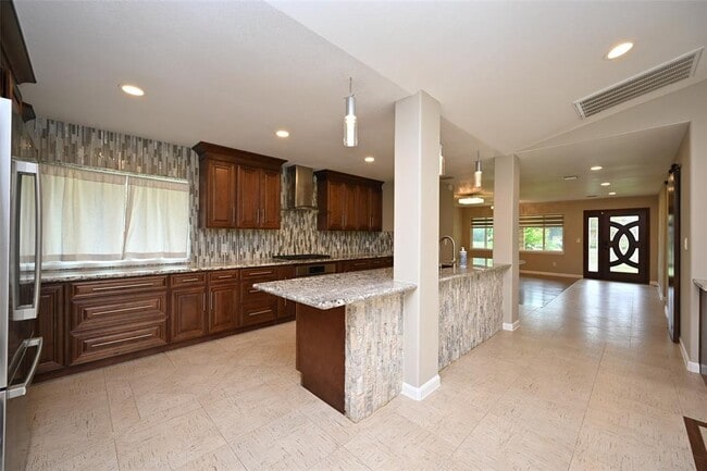 Building Photo - 2127 Lamonte Ln