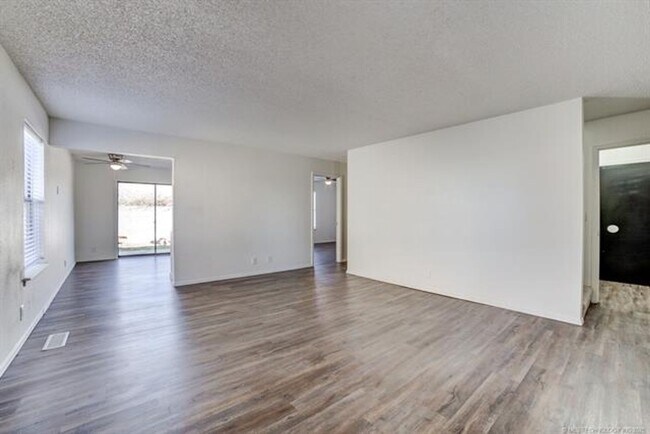 Building Photo - 3 Bed 2 Bath 2 Car Garage in Highly Desired Jenks Schools