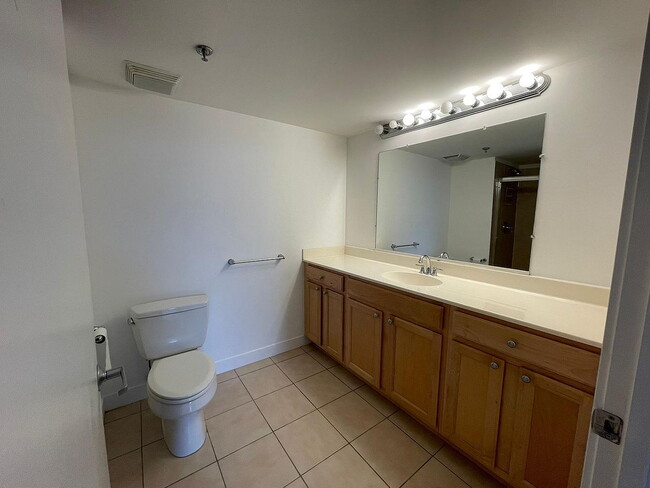 Building Photo - "Spacious 3-Bed, 2-Bath Gem in Chicago's Heart – 1205 Sq Ft of Modern Living!"