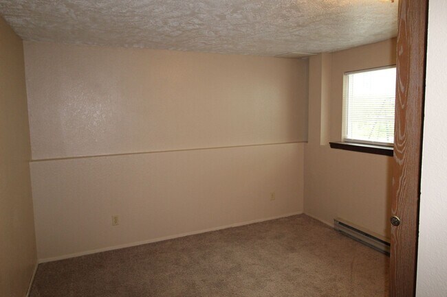 Building Photo - 723 E Broad Ave