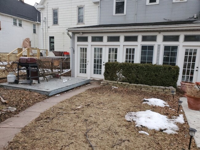Building Photo - Historic eastside townhome