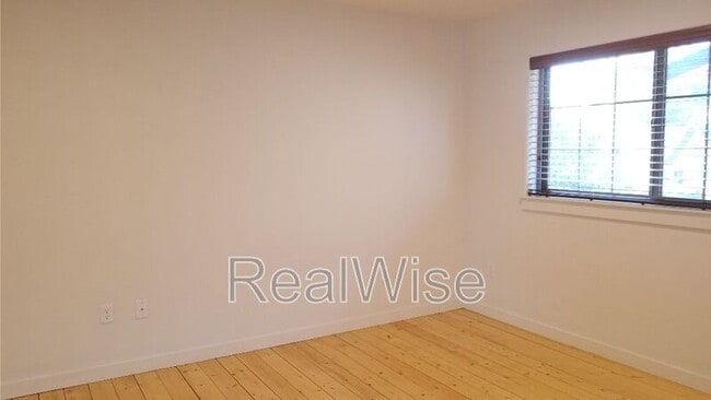 Building Photo - 738 W Antler Ave
