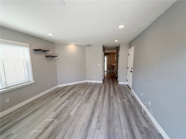 Building Photo - 1124 Mayflower Ave