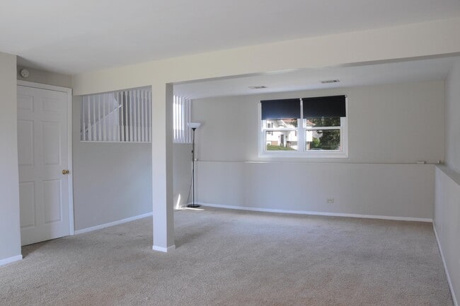 Family room - 152 Farm Gate Ln