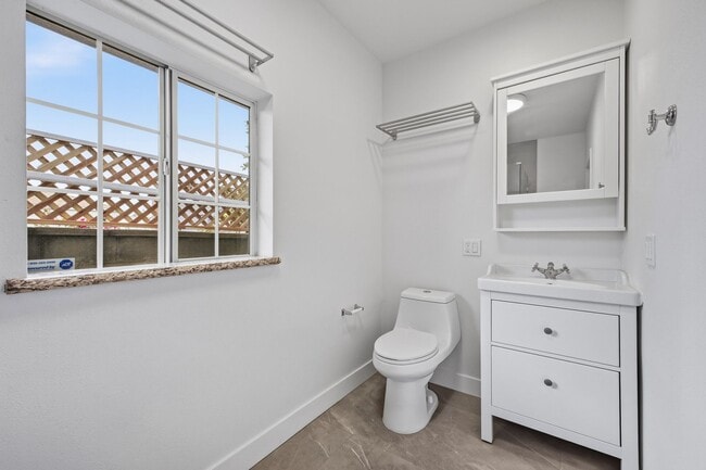 Building Photo - 2 Bedroom | 1 Bathroom | Private Back House