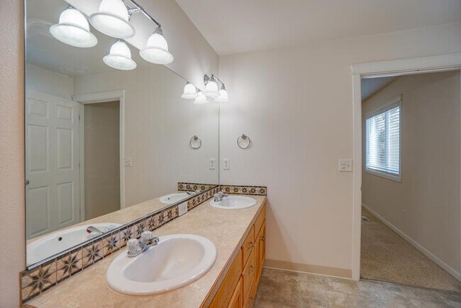 Building Photo - BEAUTIFUL THREE BEDROOM HOME IN VANCOUVER