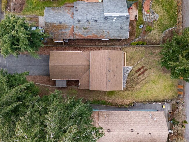 Building Photo - FALL SPECIAL - 1/2 1st month's rent - Styl...