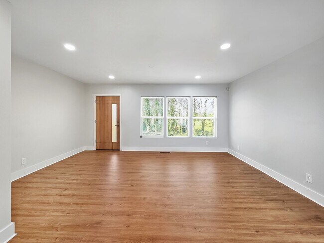 Building Photo - COMING SOON! Gorgeous 3 Bedroom 2 Bath ranch in Venetian Hills