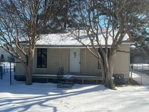 Building Photo - 3 Bed 1 Bath Home