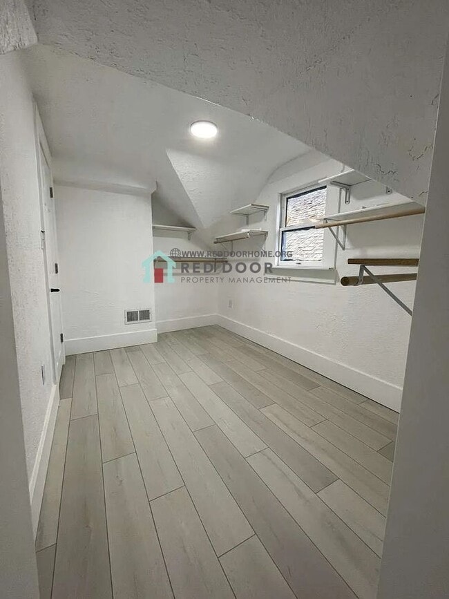 Building Photo - Beautifully Remodeled 3 Bed, 2 Bath Home – Pet Friendly!