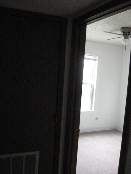 Building Photo - 507 W White St