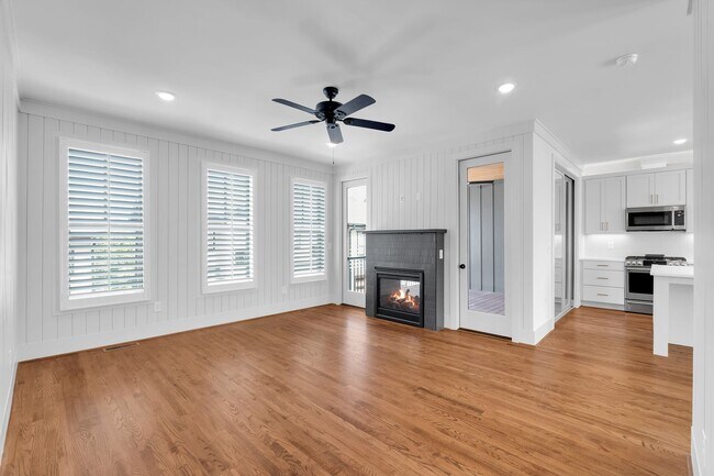 Building Photo - Spacious and Bright Bohemian Cottage Downtown Greenville - Available Now!