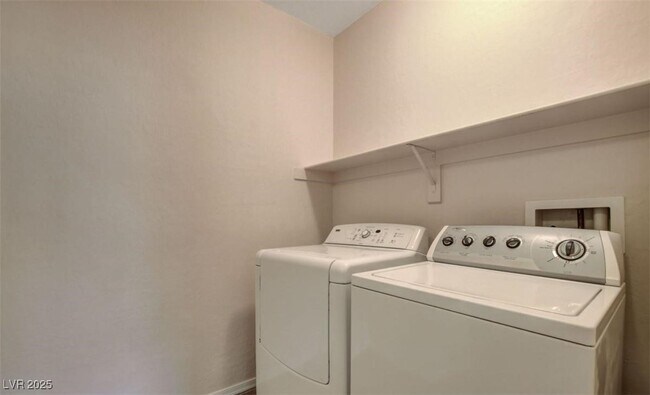 Building Photo - 6868 Sky Pointe Dr