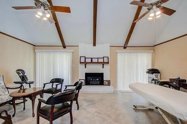 Building Photo - 2722 N Doral Dr