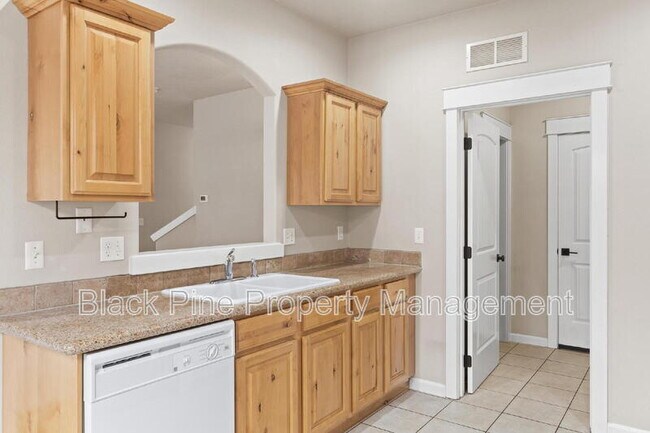 Building Photo - 1729 S Eagleson Rd
