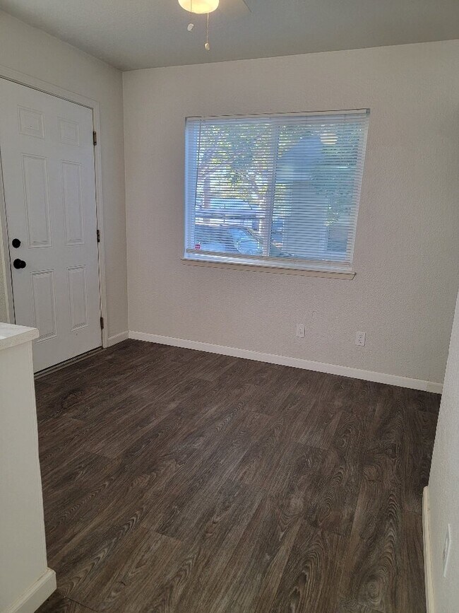 Building Photo - Lovely 3 bedroom 1.5 bath duplex for rent ...