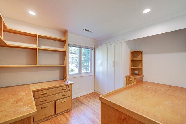 Building Photo - 4Bd/2.5Ba Mercer Island House