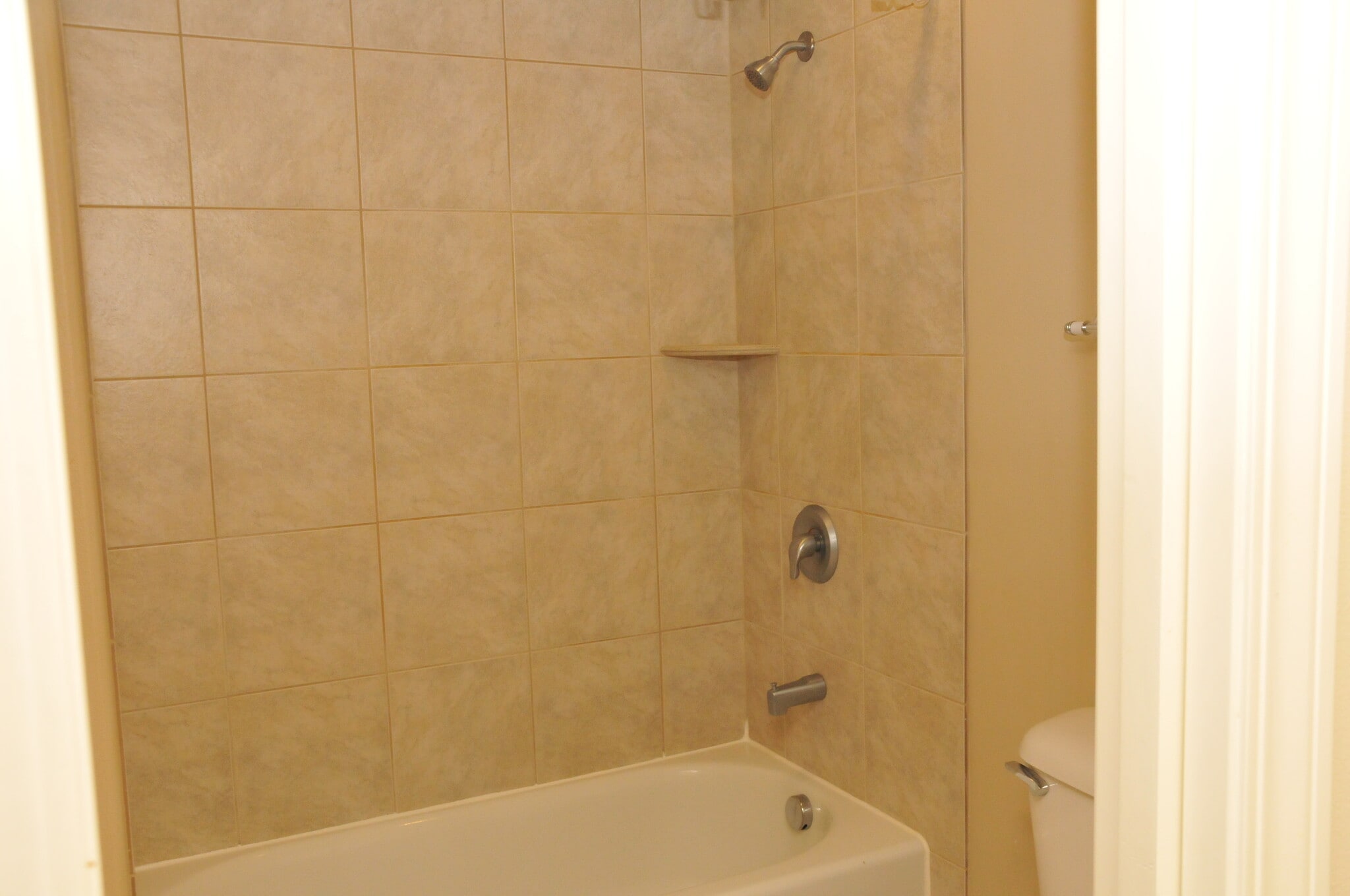 main bathroom - 5040 Ivanhoe Pl NE