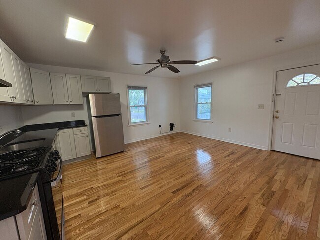 Building Photo - 425 Drummond Ave