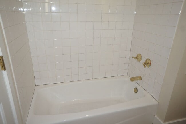 Building Photo - Beautiful 2 bedroom Belmont Condo. 3 Stories, 1 car garage, open floor plan, a/c. Amazing unit!