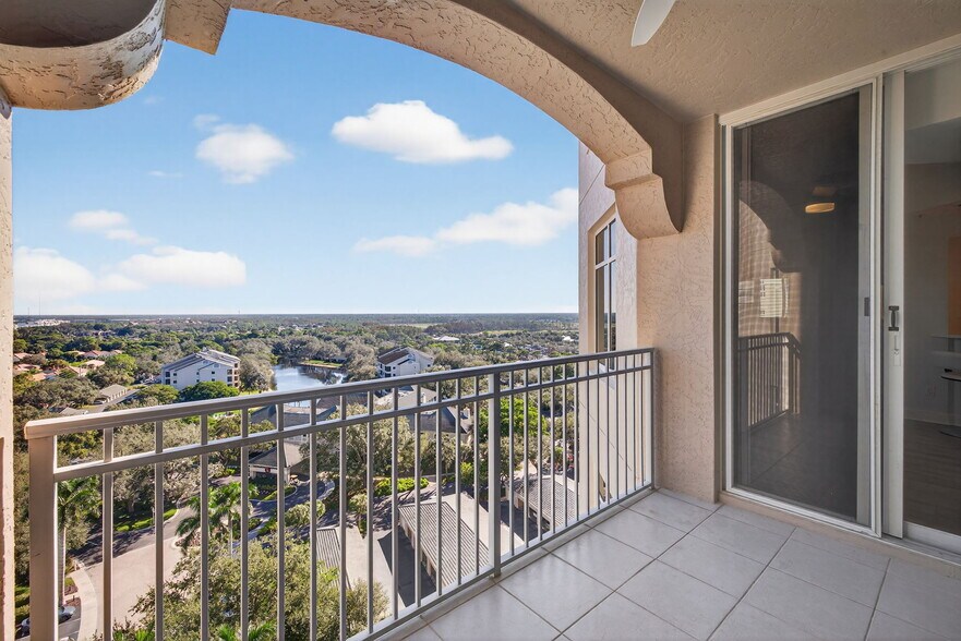 Building Photo - 1001 Arbor Lake Dr