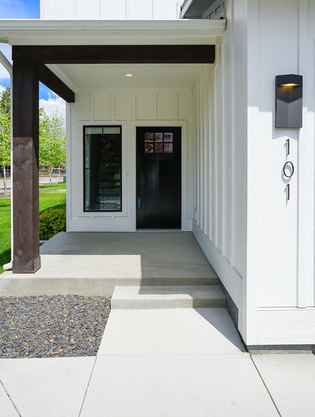 Building Photo - 2148