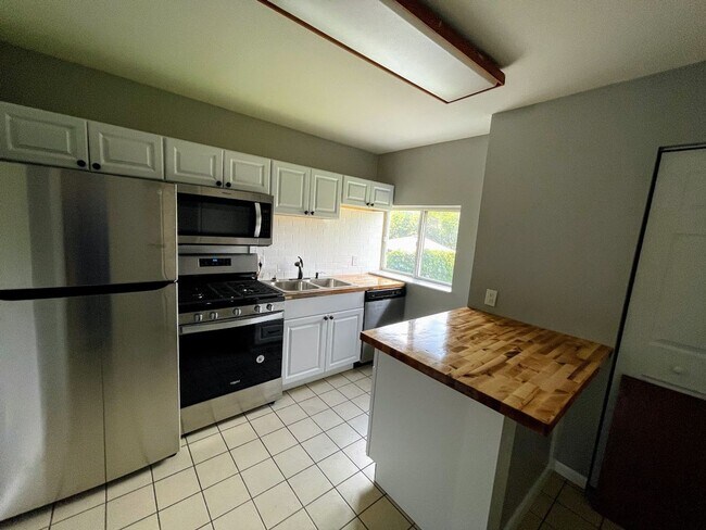 Building Photo - 2323 Sidney St