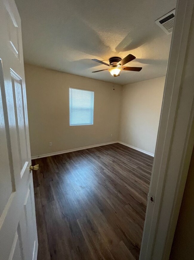 Building Photo - Beautiful home close to down town Granbury and Schools