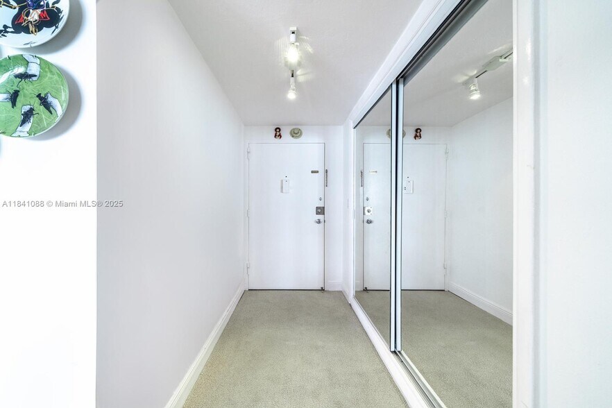 Building Photo - 1408 Brickell Bay Dr