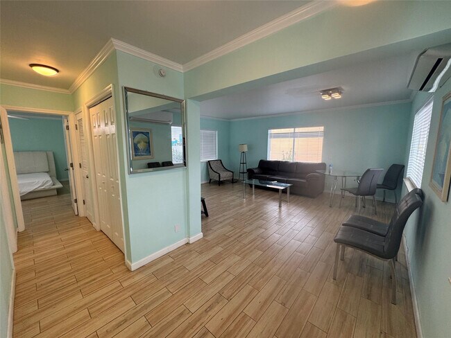 Building Photo - 323 Monroe St