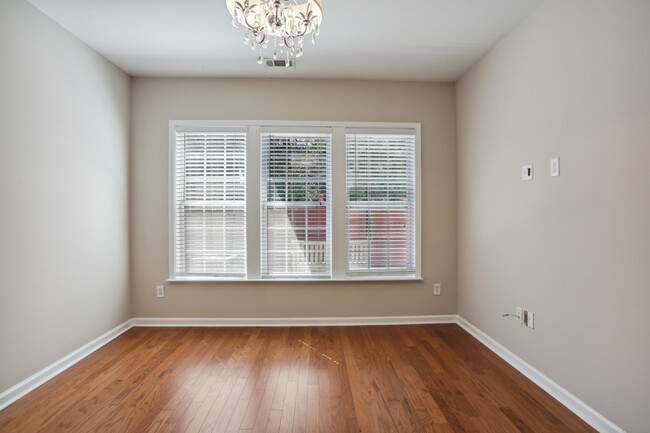 Building Photo - Beautiful townhouse in Westbury at Vinings...