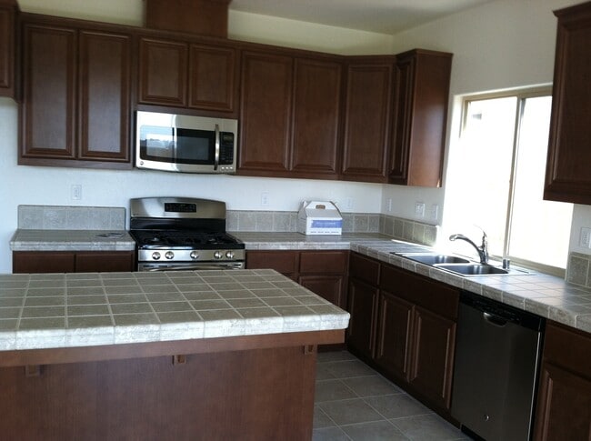 Building Photo - 3 bedroom 2 bath home in South East Visali...