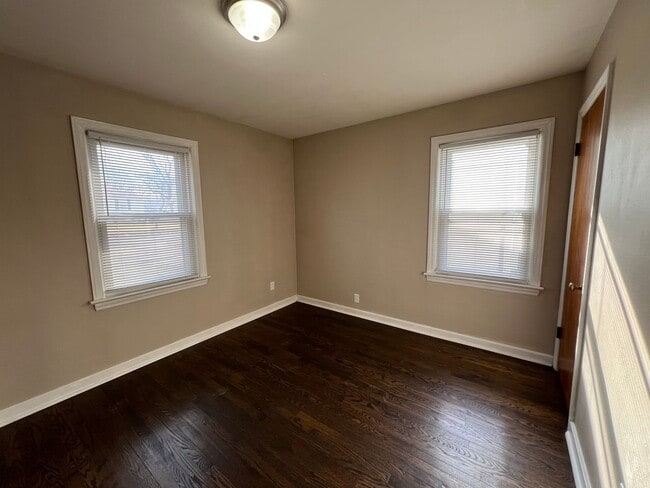 Building Photo - Three Bedroom Home Available in Woodson Terrace!