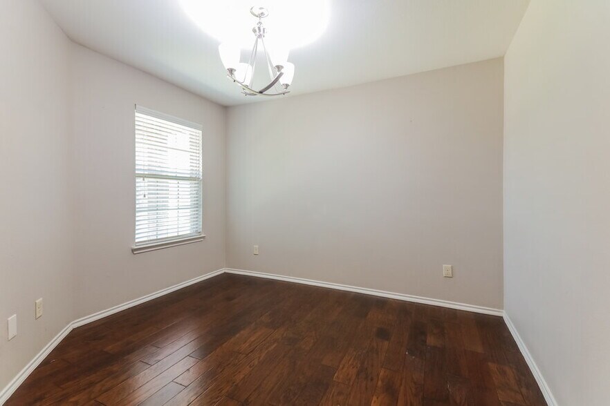 Building Photo - 2116 Meadow View Dr