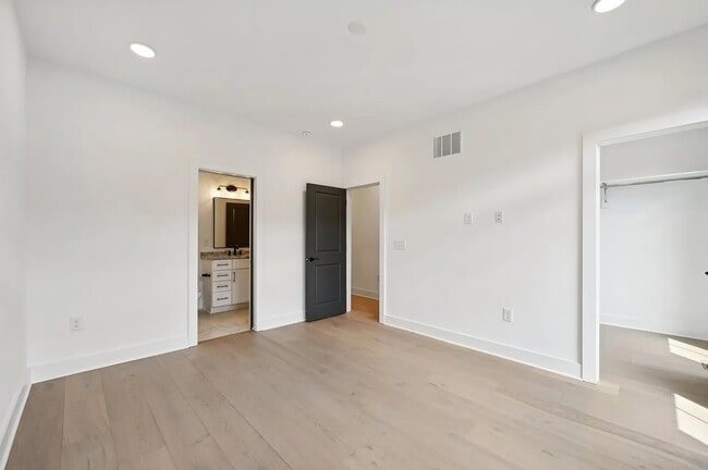 Building Photo - 526 Riverfront Ln