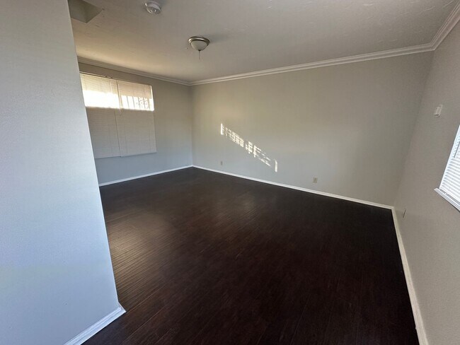 Building Photo - 717 W 214th St