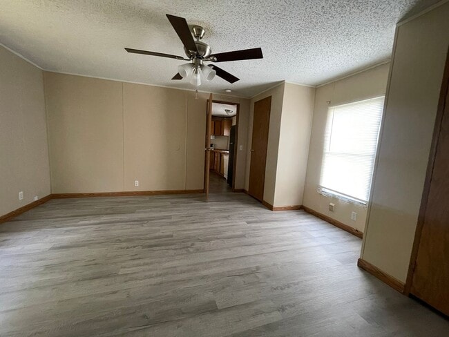 Building Photo - 3 Bed 2 Bath Home For Rent