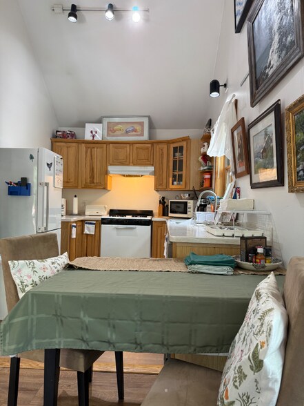 Building Photo - 19 Frog Pond Rd