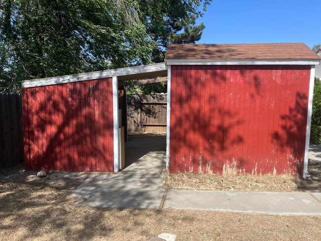 Building Photo - 402 Oakwood Ct