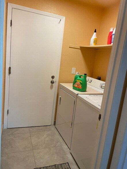 laundry area - 178 Maple Ct