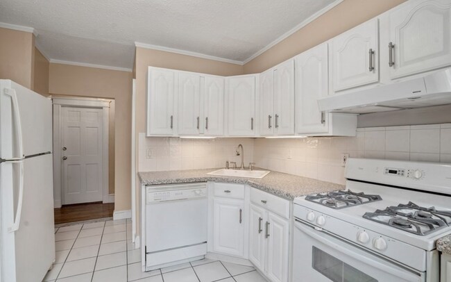 Building Photo - Gorgeous 3 bedroom unit in Brookline!